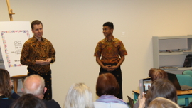 Na zdjęciu ojcowie Fransiskus Diaz SVD pochodzący z wyspy Sumatra i Józef Trzebuniak SVD  witają uczestników spotkania. 